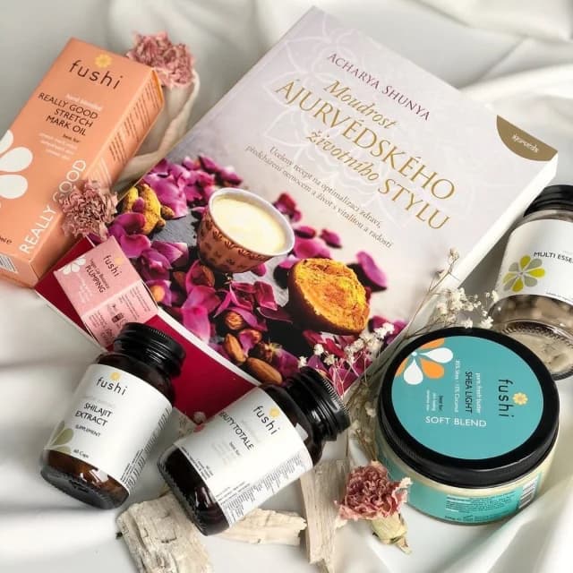 Ájurvédské ingredience, knihy a deník z počátků Liviny