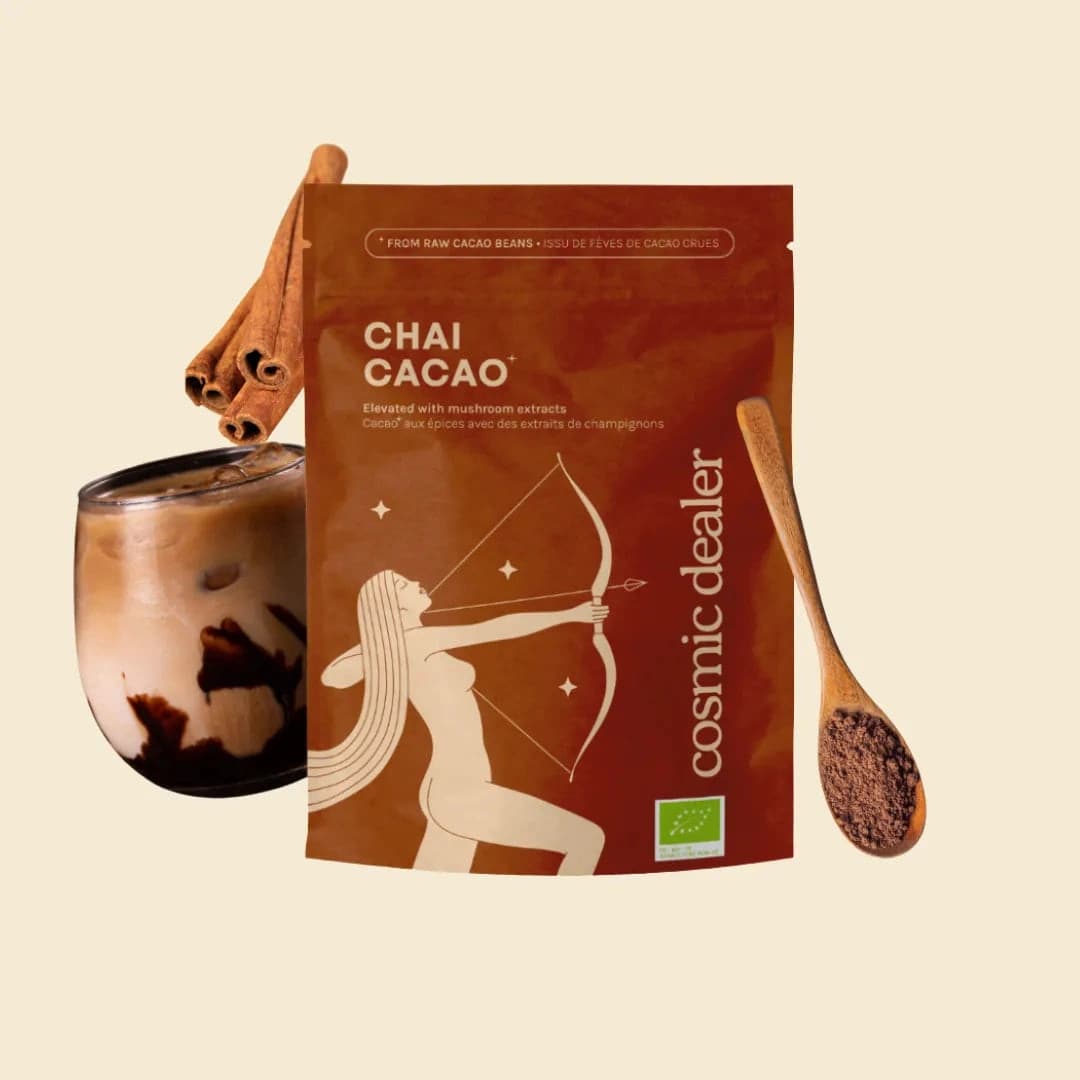 Chai Cacao Drinking Chocolate — Nové červenohnědé balení, lžíce směsi, koření a hrnek kakaa