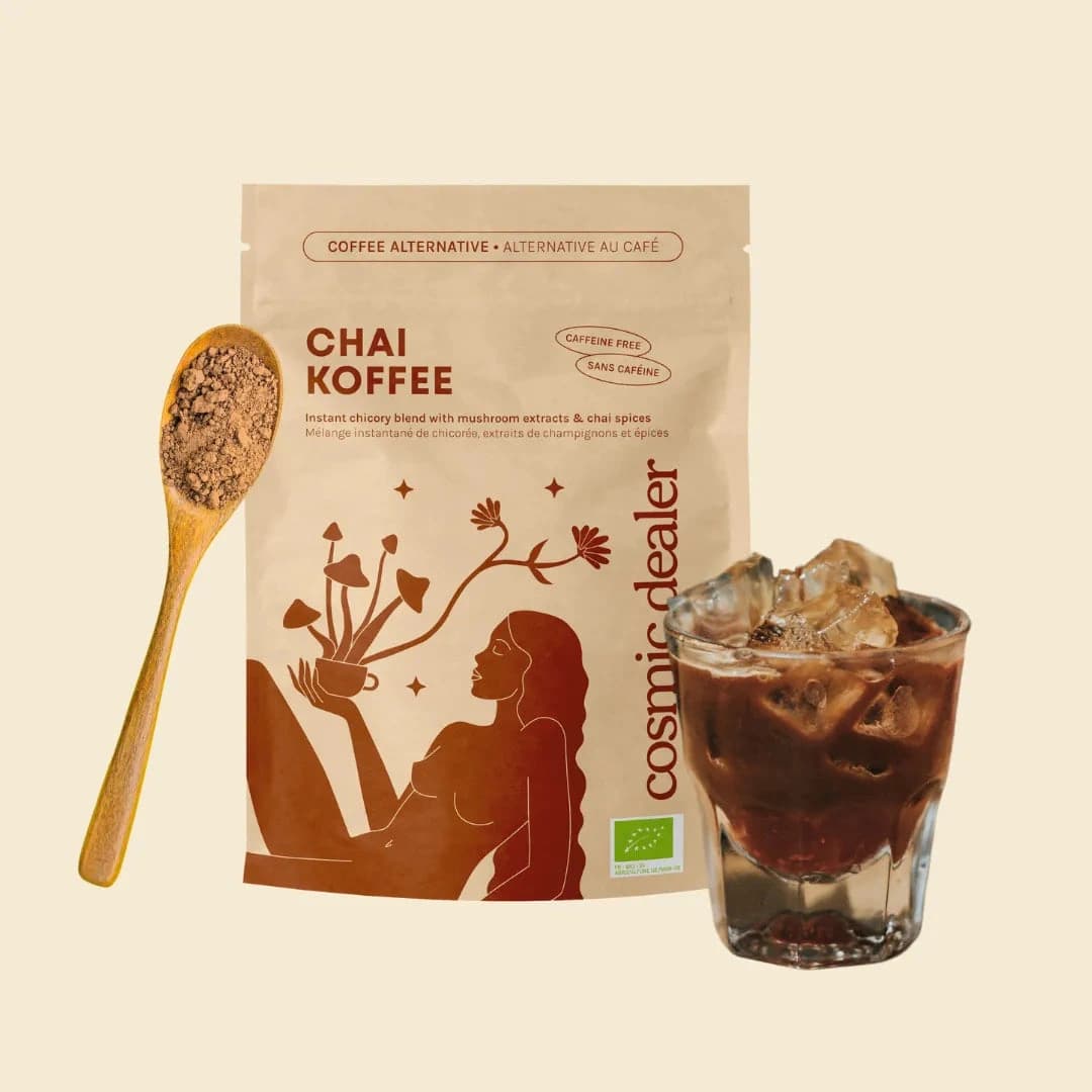 Chai Koffee blend — Nové okrové balení, lžíce směsi a sklenice ledového latte