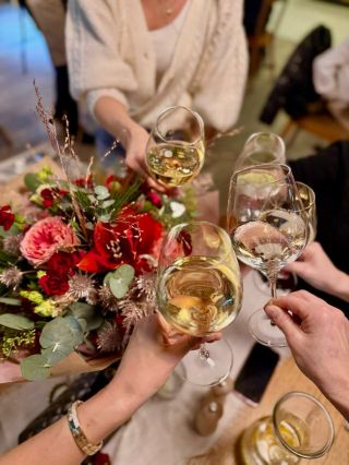 Dnešním dnem jdeme bouchnout 🍾🥳 Náš téměř dvouměsíční pracovní maraton nám končí a my jsme rády, že jsme "doufejme" vše...